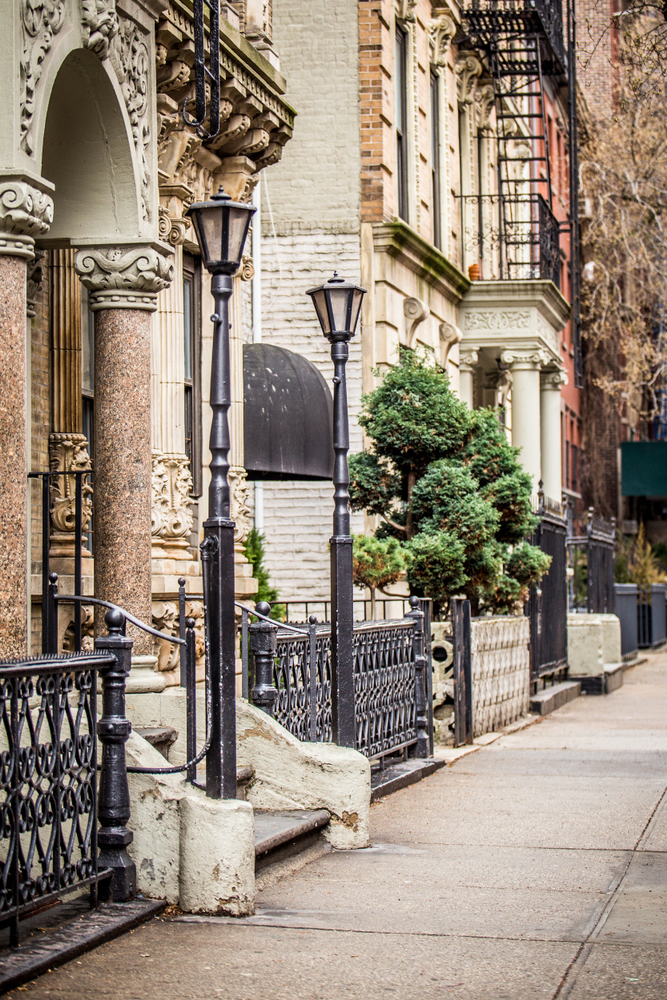 Vintage,Looking,New,York,City,Manhattan,Street,Scene,From,Sidewalk