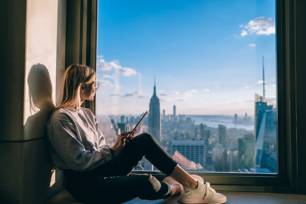 Smiling,Hipster,Girl,Enjoying,Beautiful,Views,Of,New,York,City