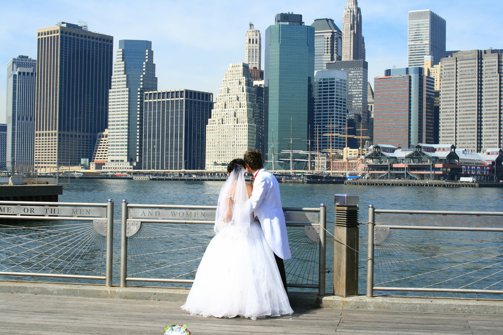 The,Bride,And,The,Groom,And,New,York,Skyline